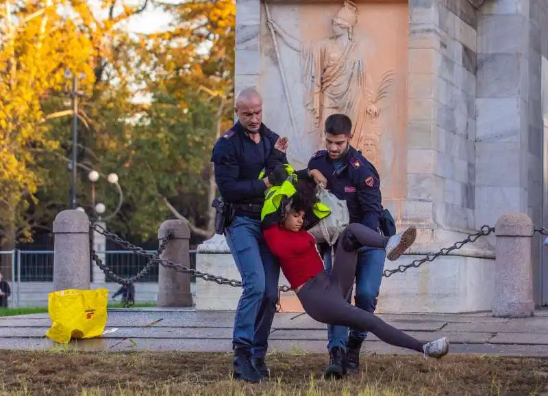 attivisti di ultima generazione imbrattano l arco della pace a milano   5