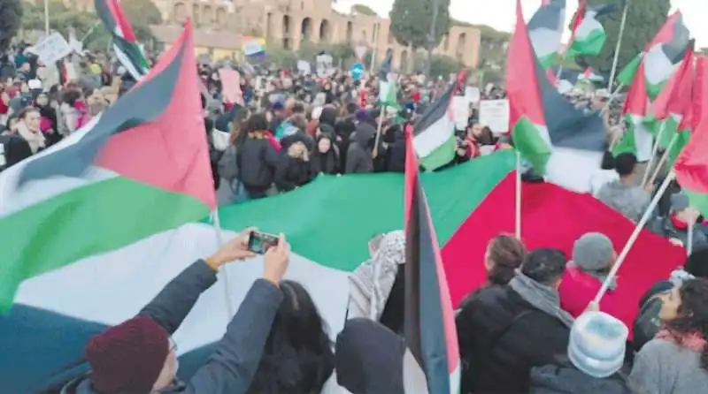 BANDIERE PALESTINESI ALLA MANIFESTAZIONE CONTRO IL PATRIARCATO A ROMA 