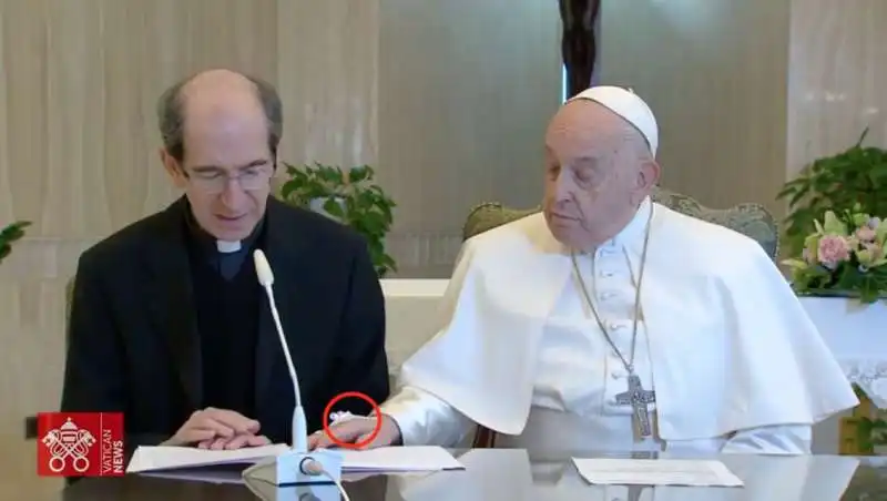 bergoglio con l agocannula nella mano durante il collegamento da santa marta   2