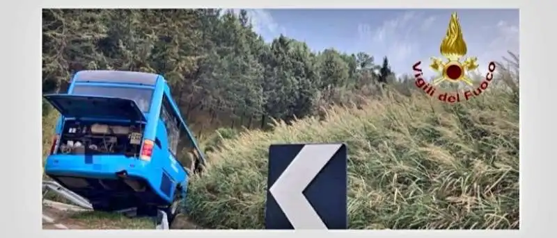 bus finisce fuori strada a montescaglioso 1