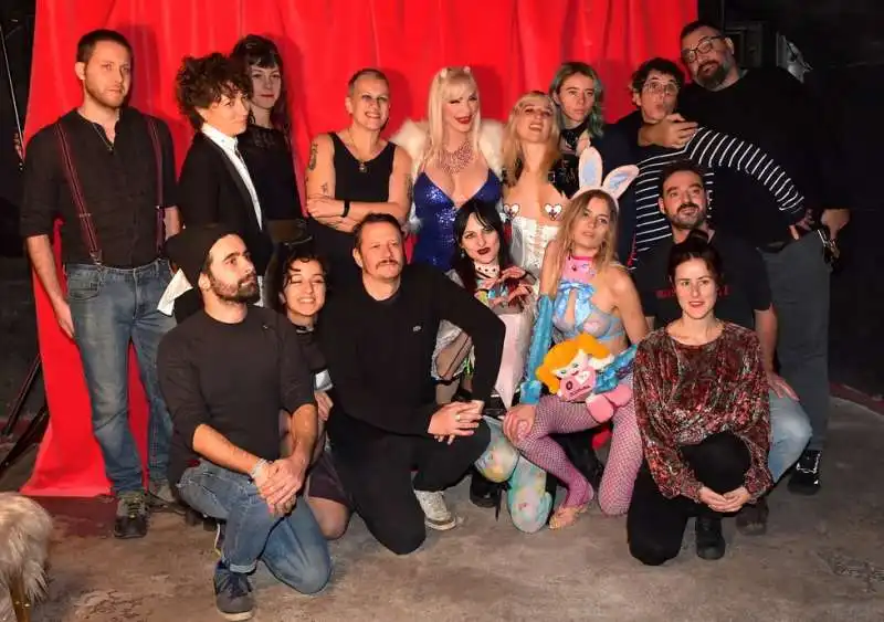 cicciolina con le cumgirl8 e lo staff del 30 formiche  foto di bacco