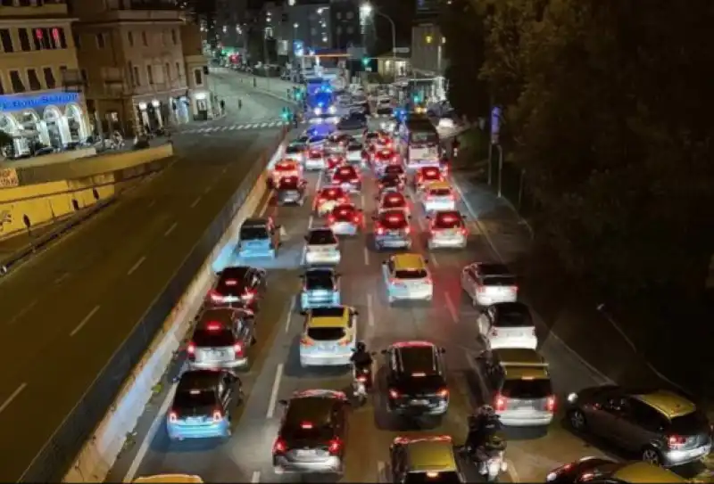 corso francia traffico causato dalla voragine