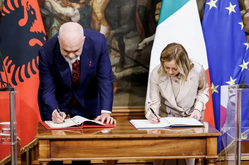 edi rama e giorgia meloni   firma accordo per i migranti italia albania   3