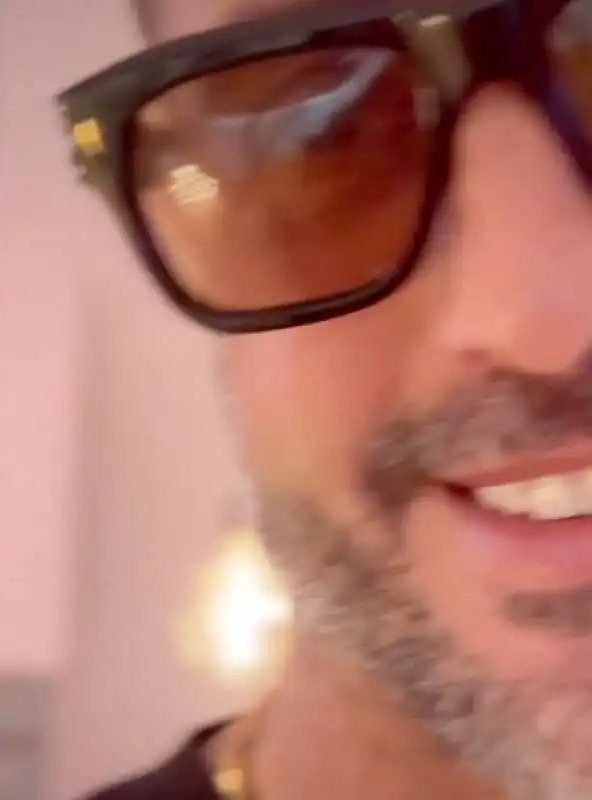 fabrizio corona prende in giro ilary blasi con un sex toy 6