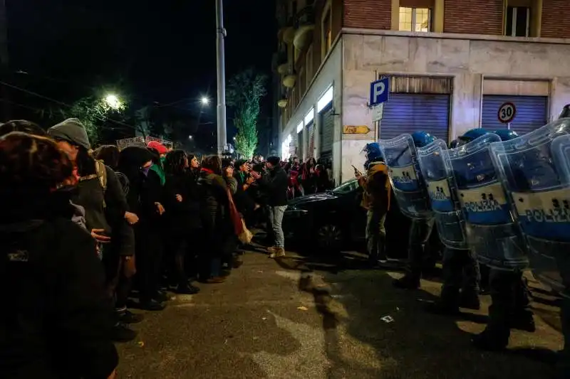 femministe contro la polizia a roma   11