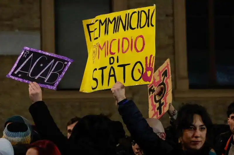 femministe contro la polizia a roma   15