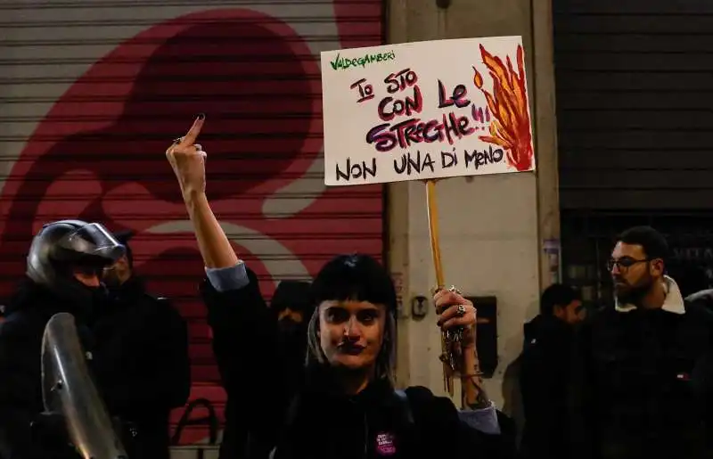 femministe contro la polizia a roma   16