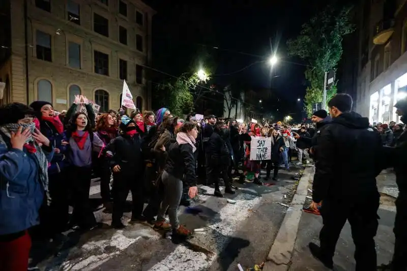 femministe contro la polizia a roma   19