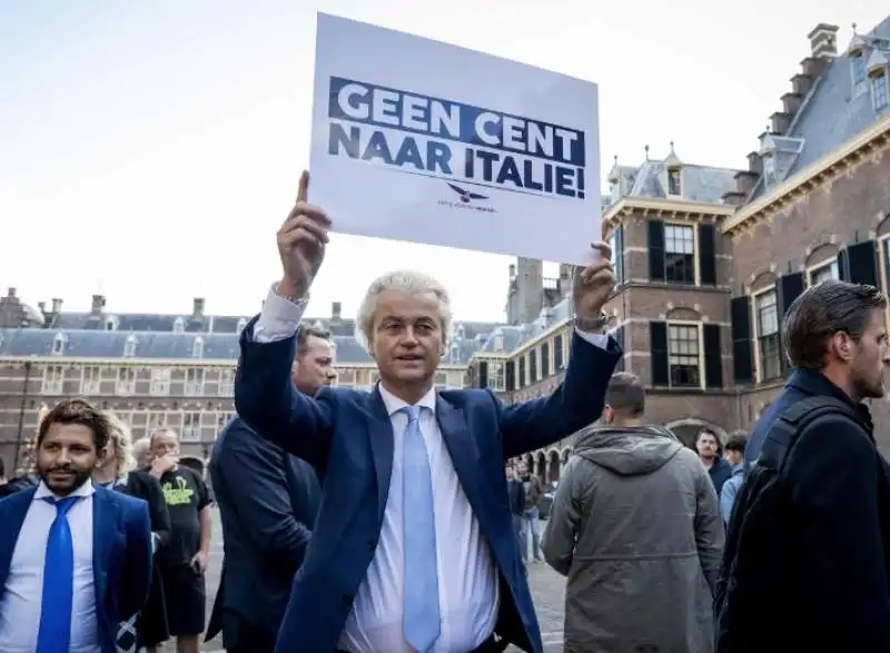 geert wilders con manifesto nemmeno un centesimo all italia   3