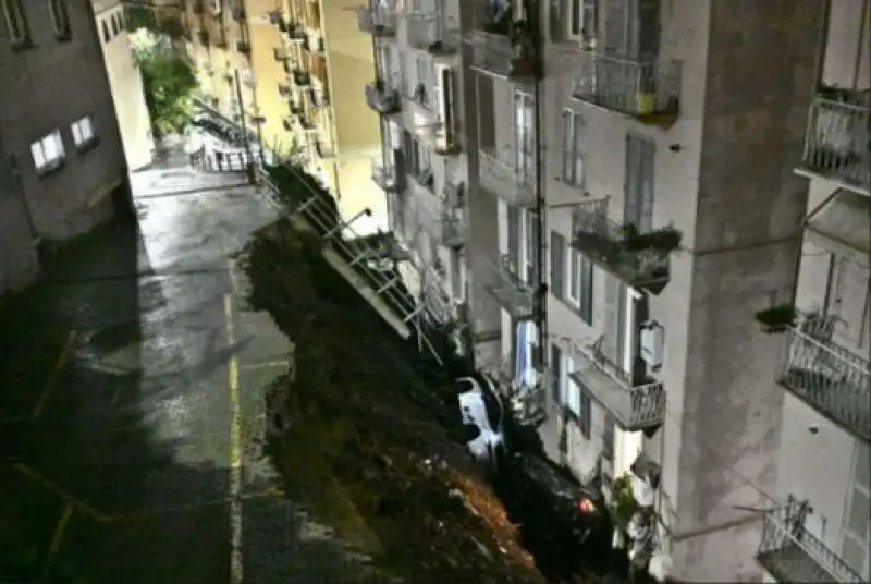 genova muro di parcheggio crolla a causa del maltempo 1