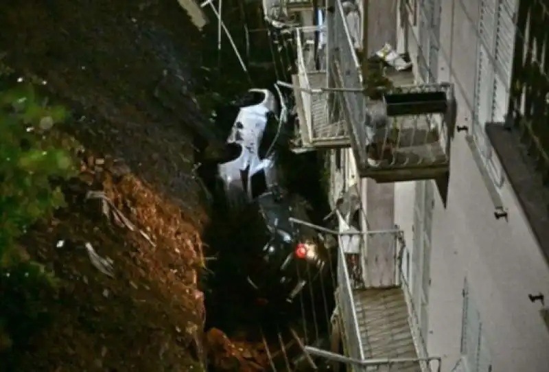 genova muro di parcheggio crolla a causa del maltempo 3