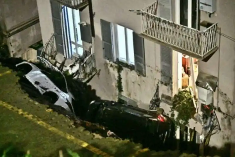 genova muro di parcheggio crolla a causa del maltempo 4