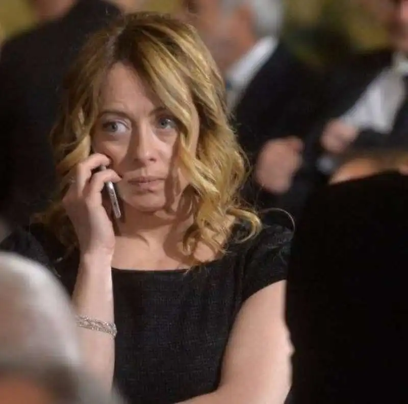 GIORGIA MELONI AL TELEFONO