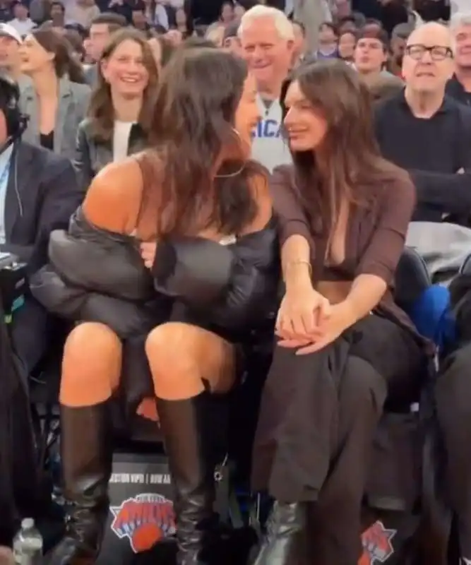 irina shayk e emily ratajkowski alla partita dei new york knicks   3