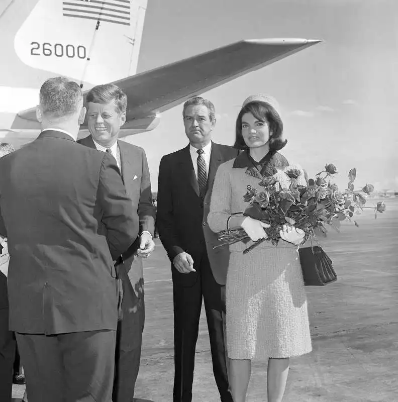 john e jackie kennedy arrivo a dallas (2)