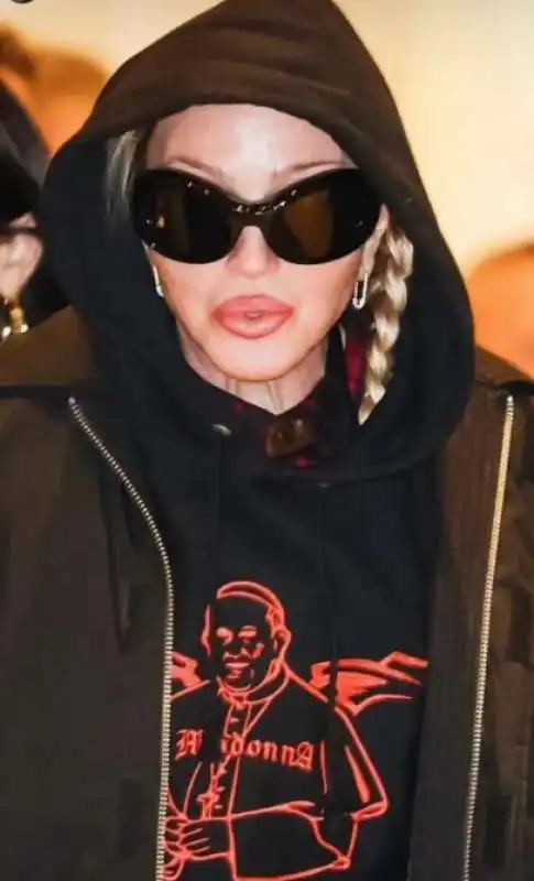 madonna esce da palazzo parigi a milano per andare al concerto al forum di assago