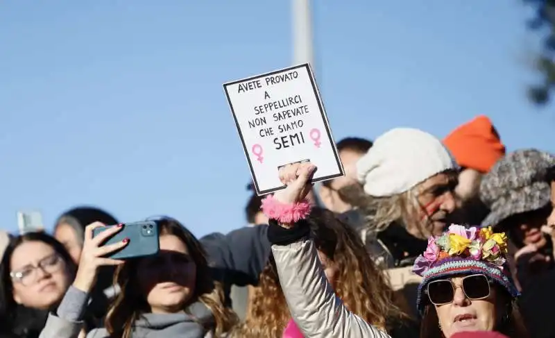 manifestazione contro la violenza sulle donne e il patriarcato a roma   10