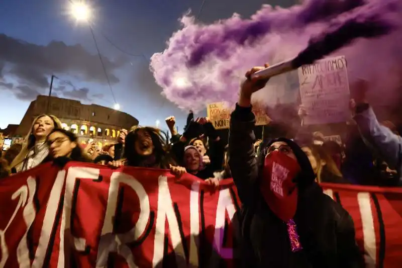 manifestazione contro la violenza sulle donne e il patriarcato a roma   22