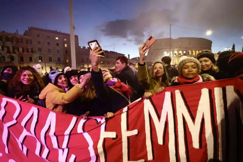 manifestazione contro la violenza sulle donne e il patriarcato a roma   23