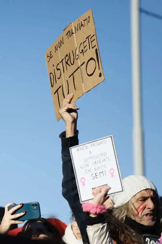 manifestazione contro la violenza sulle donne e il patriarcato a roma   8