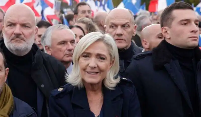 MARINE LE PEN ALLA MARCIA CONTRO L'ANTISEMITISMO A PARIGI