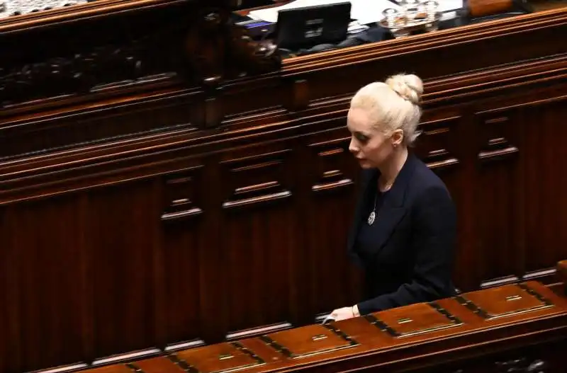 MARTA FASCINA TORNA IN PARLAMENTO DOPO LA MORTE DI BERLUSCONI 