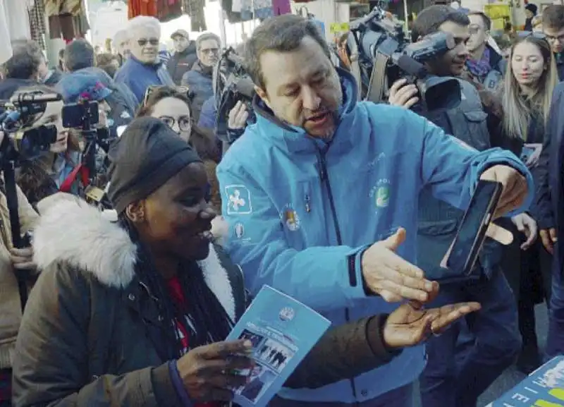 MATTEO SALVINI E UNA DONNA DI COLORE 