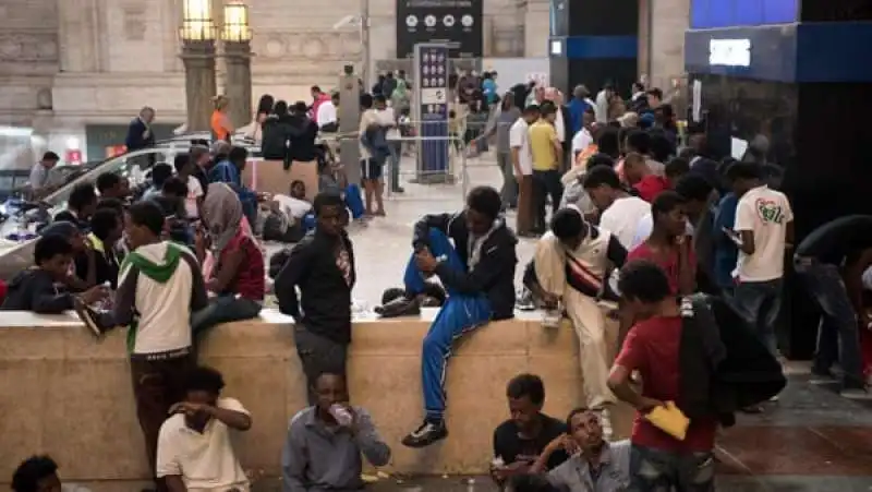 MIGRANTI ALLA STAZIONE CENTRALE DI MILANO