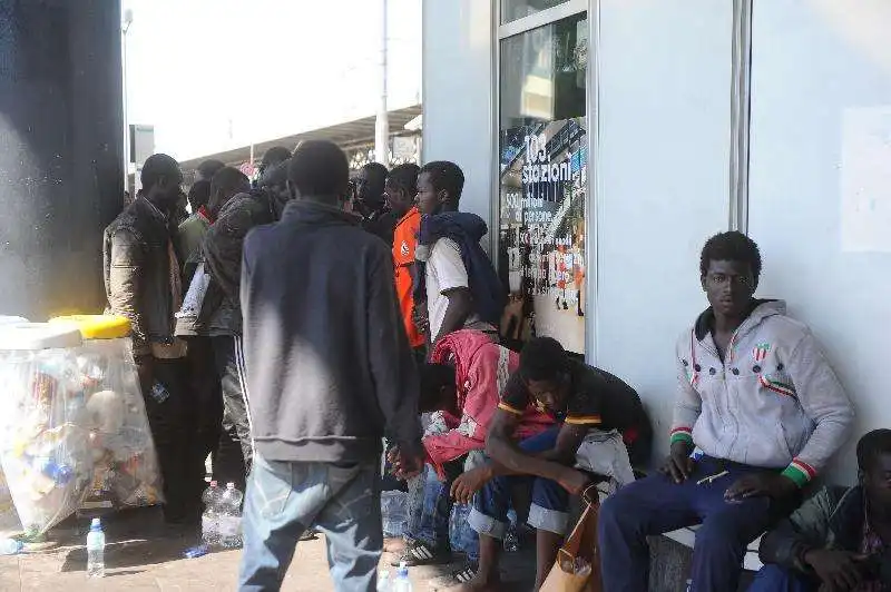 migranti hotspot taranto 4