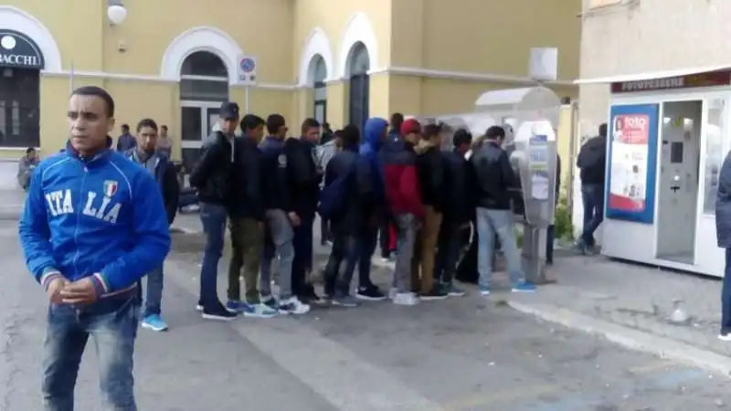 migranti hotspot taranto 5