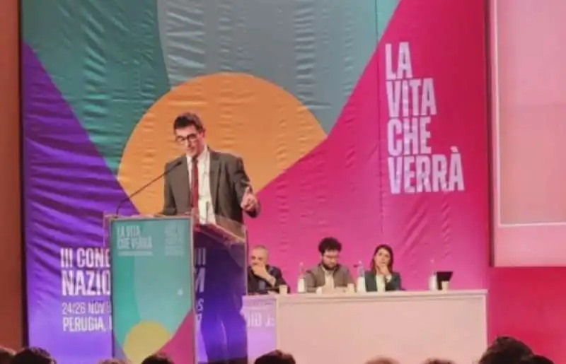 nicola fratoianni  al congresso di sinistra italiana 