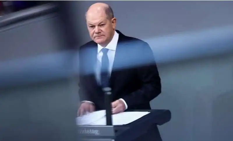 olaf scholz al parlamento tedesco