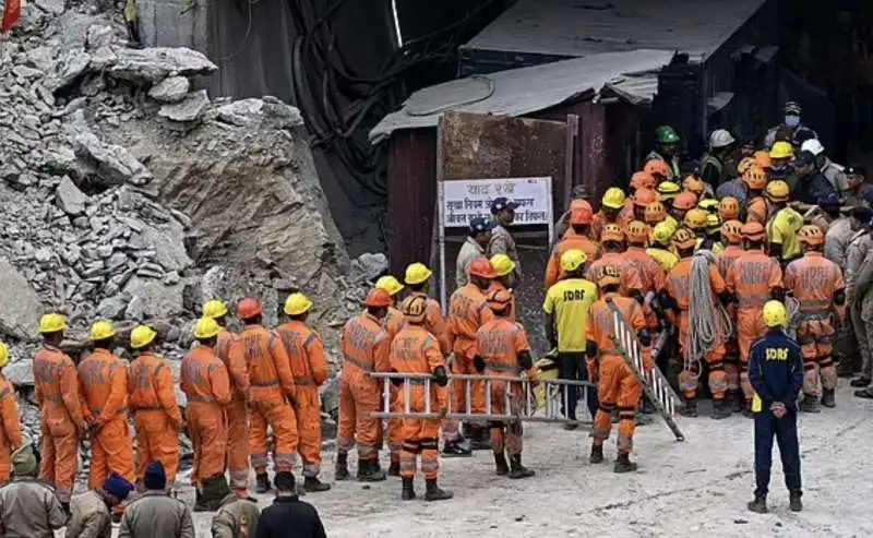 operai imprigionati nel tunnel di silkyara, in india5