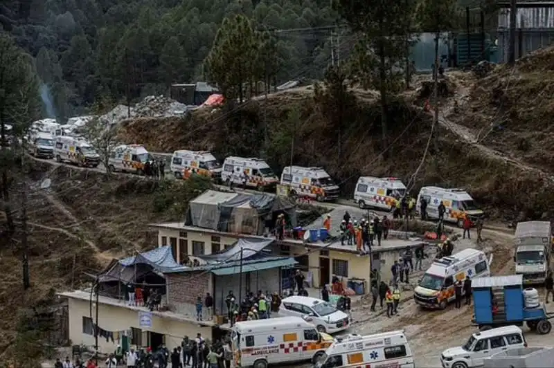 operai imprigionati nel tunnel di silkyara, in india7