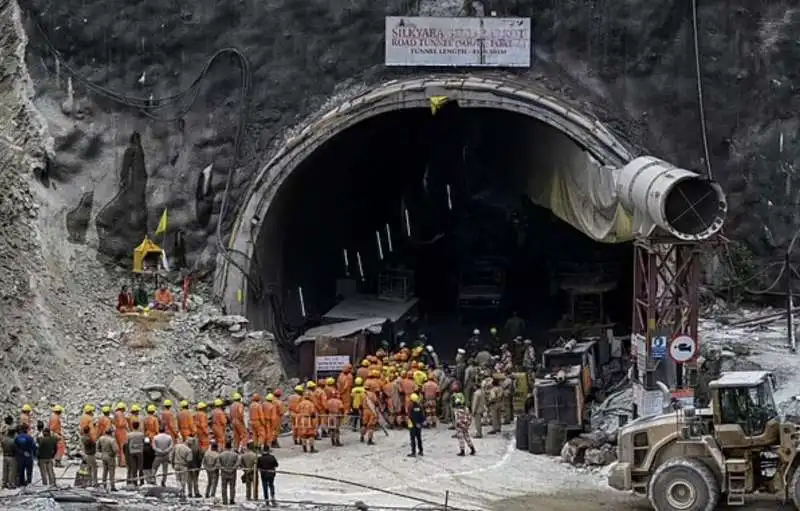 operai imprigionati nel tunnel di silkyara, in india8