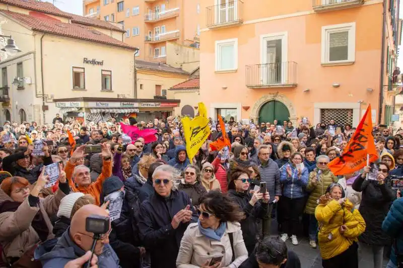 protesta davanti la chiesa dove e stata trovata elisa claps   8