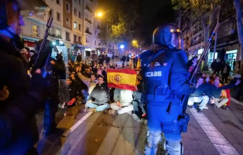 proteste a madrid contro l amnistia ai catalani   2