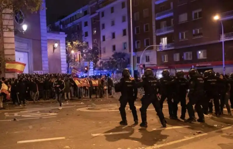 proteste a madrid contro l amnistia ai catalani   3