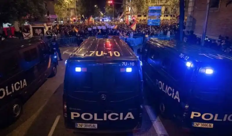 proteste a madrid contro l amnistia ai catalani   4