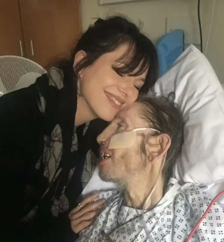 shane macgowan in ospedale con la moglie 