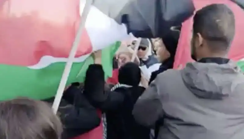 signora strattonata dai filo palestinesi alla manifestazione contro la violenza sulle donne   1