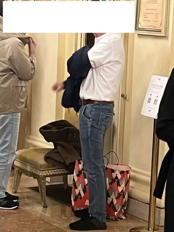 spettatori alla scala con scarpe da ginnastica e jeans