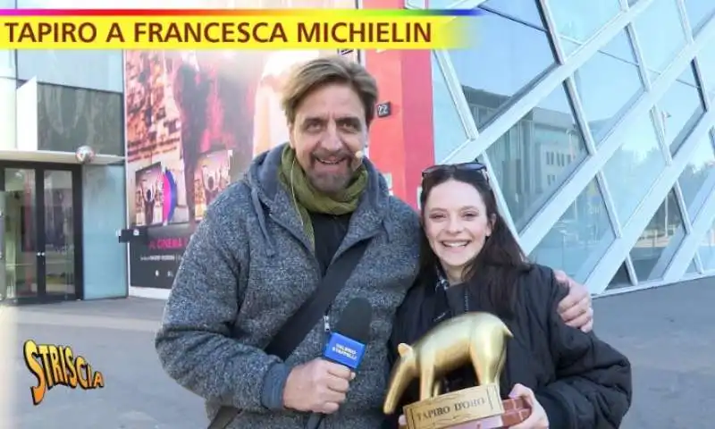 striscia la notizia consegna il tapiro a francesca michielin