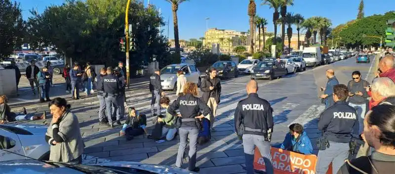 ultima generazione blocca una strada a cagliari   3