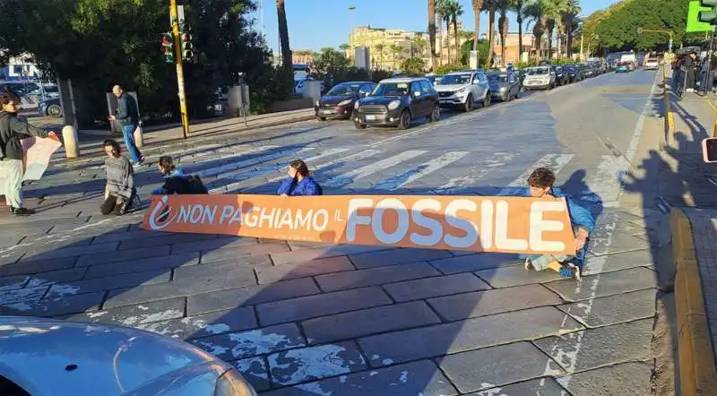 ultima generazione blocca una strada a cagliari   4