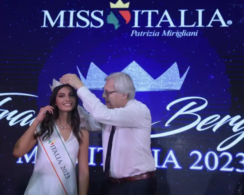 Vittorio sgarbi premia Francesca Bergesio  - miss italia 2023 