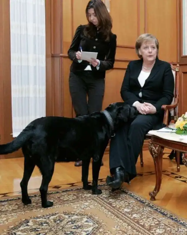 ANGELA MERKEL CON IL LABRADOR DI PUTIN