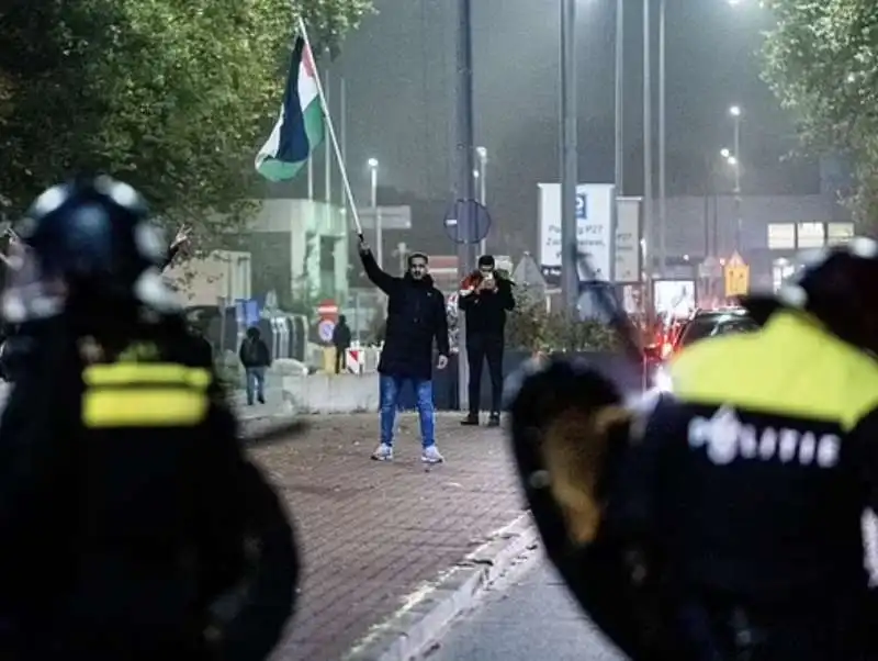 bandiere palestinesi ad amsterdam durante l aggressione ai tifosi israeliani del maccabi 