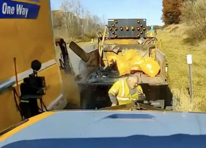 camion si schianta contro un cantiere stradale a new york