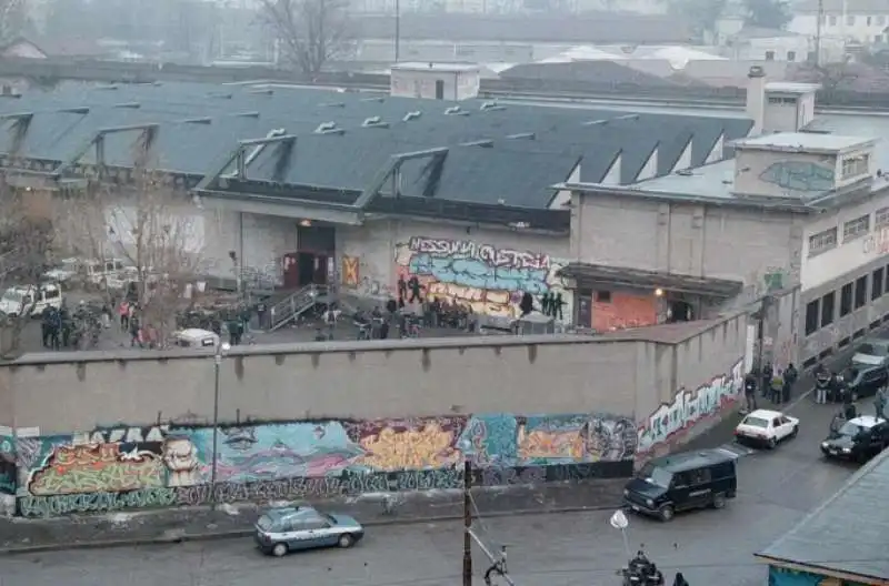 centro sociale leoncavallo a milano